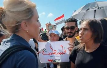 صحفية مصرية توبّخ مراسلة “سي إن إن” وتصفها بـ”الدُمية”