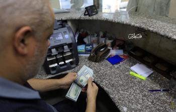 سعر صرف الدولار مقابل الشيكل (تصوير: ياسر فتحي)