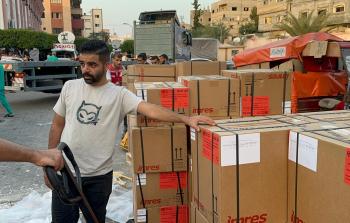 فلسطيني يقف قرب مساعدات طبية في مستشفى ناصر الحكومي