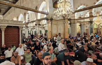 المئات يؤدون صلاة الفجر بالأقصى