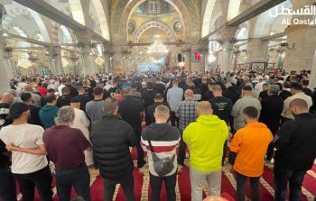 الآلاف يؤدون صلاة الفجر في المسجد الأقصى