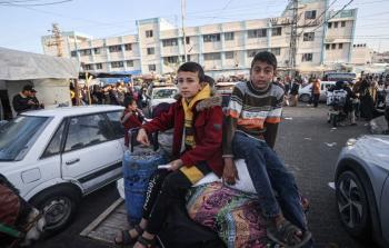 أطفال إلى جانب أسرهم يعودون لمنازلهم التي تركوهم بفعال الحرب على غزة والقصف المستمر