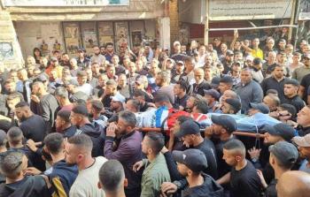 مئات الفلسطينيين يشيعون شهيدين بمدينة نابلس