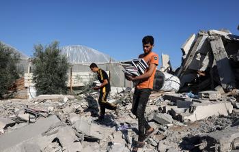 الكتب في غزة.. من مصدر للثقافة إلى وقود للطهي والتدفئة