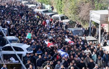 آلاف الفلسطينيين يشيعون جثامين 6 شهداء بمخيم 