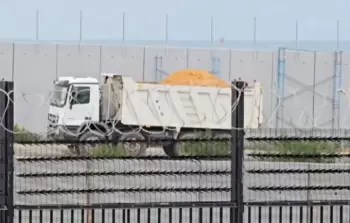 أعمال ترميم عند السياج الفاصل