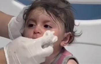 دمية ودماء.. طفلة غزاوية تبحث عبثا عن ذكرياتها تحت أنقاض منزلها