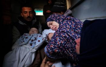 صورة الأم وهي تودع أحد أطفالها التوأم