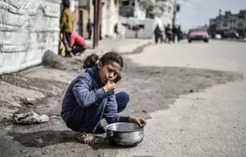 طفل ينضم لقائمة شهداء حرب التجويع في شمال غزة