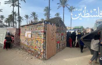 نازحون في دير البلح يجسدون معاناتهم للعالم