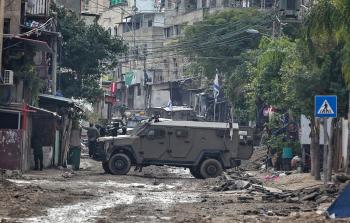 قوات الاحتلال تواصل شق طرق جديدة فوق أنقاض المنازل المهدمة