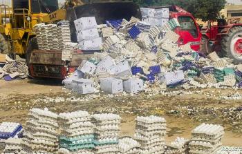 بعد إغلاق معبر رفح.. المساعدات الغذائية لغزة يصيبها العطب وتباع بأسعار زهيدة بسيناء !