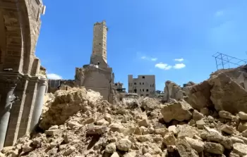 صورة للدمار التي تسببت به آلة الحرب الإسرائيلية بالمسجد العمري الكبير بمدينة غزة
