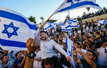 مستوطنون يرفعون الأعلام الإسرائيلية بمناسبة 