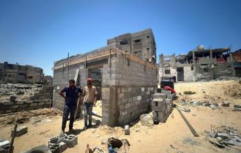 في تحدٍ للاحتلال.. فلسطيني أعاد بناء منزله المدمر من جديد وسط الحرب