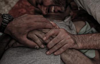 من وداع الشهداء في مستشفى شهداء الأقصى بمدينة دير البلح وسط قطاع غزة