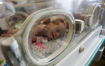 معجزة وسط الموت.. إنقاذ جنين من رحم والدته الشهيدة في مخيم النصيرات (شاهد)