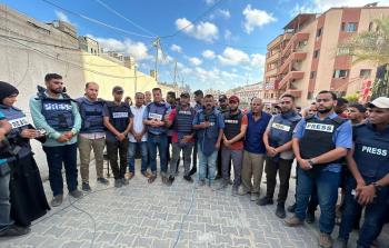 وقفة لصحفيين بمجمع ناصر احتجاجًا على استهداف الاحتلال للصحفي أبو دقة