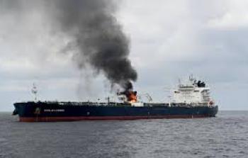 هجوم حوثي يشعل حرائق بناقلة للنفط ترفع علم اليونان في البحر الأحمر