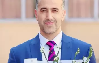 المذيع 