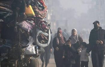 بتقليصه المناطق الآمنة.. الاحتلال يفاقم الأزمة الإنسانية في دير البلح ويضاعف أعداد النازحين