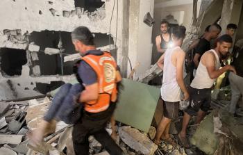 فرق الدفاع المدني تنتشل أحد الشهداء جرّاء القصف الإسرائيلي