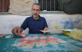مهمة شاقة للحصول على النقود في غزة... البنوك مدمرة