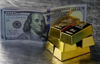 أسواق الضفة الغربية.. طلب غير اعتيادي على الدولار والذهب