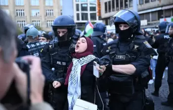 عناصر شرطية ألمانية تعتقل متضامنة ترتدي الكوفية الفلسطينية (أرشيف)
