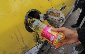 السكان يستخدمون زيت الطعام لتشغيل مركباتهم بسبب الغلاء والحصار