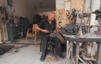 شحُّ المعروض يرفع أسعار الأحذية في غزَّة ويعيد إحياء 