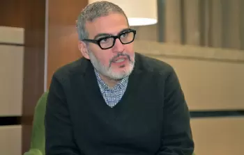 الدكتور غسّان أبو ستّة.. طبيبٌ جرّاح من غزّة يضمّد أوجاع جرحى بيروت