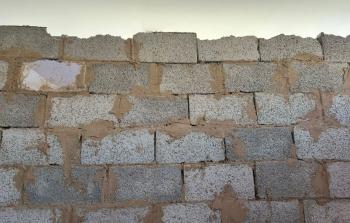 البناء بالطِّين.. حيلة سكَّان قطاع غزَّة لترميم منازلهم واستقبال الشِّتاء وسط الحرب