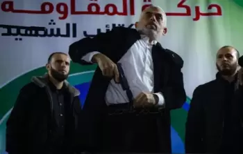 هذا هو السنوار.. البطل الذي حارب طائرة بعصًا في المشهد الأخير