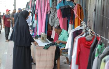ارتفاع أسعار الملابس في غزة يعمّق معاناة الأسر خلال الحرب