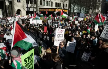 متظاهرون يحتجُّون أمام سفارة واشنطن في مالطا تنديدًا بتسليح (إسرائيل)