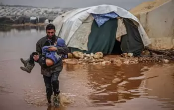 من ملعب اليرموك للنزوح.. الدِّفاع المدنيُّ بغزَّة يكشف واقع النَّازحين بين المطر والبرد القارس