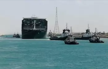 عبور سفينة حربيَّة ترفع علم 