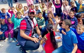 السَّيِّد... شابُّ غزي يختار الصُّمود ويكرِّس جهوده لمساعدة أبناء مجتمعه