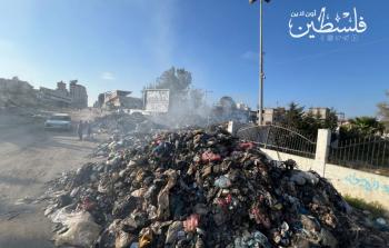 النُّفايات والصَّرف الصِّحِّيِّ... أزمتان تؤرِّقان المواطنين والنَّازحين بغزَّة