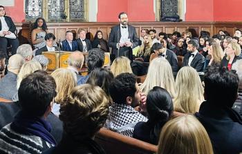 جانب من المناظرة التي عقدها اتحاد أكسفورد للمناظرات بين طلاب وخريجي جامعة أكسفورد