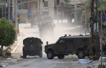 الاحتلال يعتقلُ مواطنين من نابلس ويخطر عائلةَ أسيرٍ بهدم منزلها في طولكرم