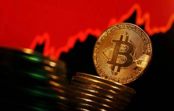 بيتكوين تقترب من حاجز 100 ألف دولار