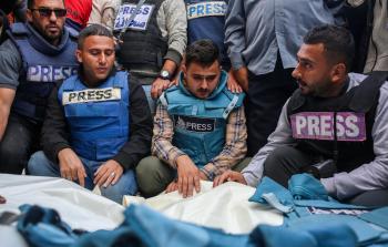 حماية الصحفيين: الاحتلال قتل صحفيَّين مع عائلاتهم في غزة وشطبهم من السجل المدني