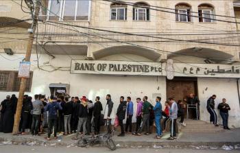 مواطنون يطالبون المصارف بفتح أبوابها لتنفيذ عمليات السحب والإيداع 