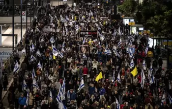 ذوو الأسرى الإسرائيليين يتهمون نتنياهو وحكومته بعرقلة إنجاز صفقة التبادل لاعتبارات سياسية