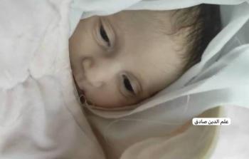 كلُّ الطُّرق بغزَّة تؤدِّي للموت.. استشهاد طفلة رضيعة بردًا في خيام مواصي خان يونس