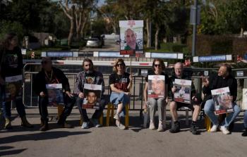 عائلات الأسرى الإسرائيليين بغزة تدعو لإبرام صفقة تبادل