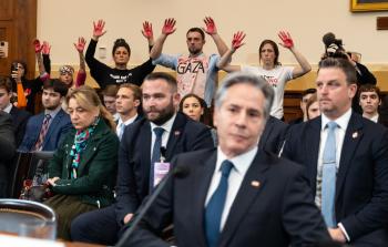 فلسطينيُّون يقاضون 