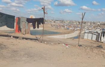 بلدية خان يونس تحذر كم تصدع جدار حوض بركة تجمع مياه للأمطار